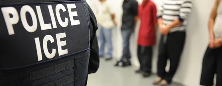 Personas siendo detenidas